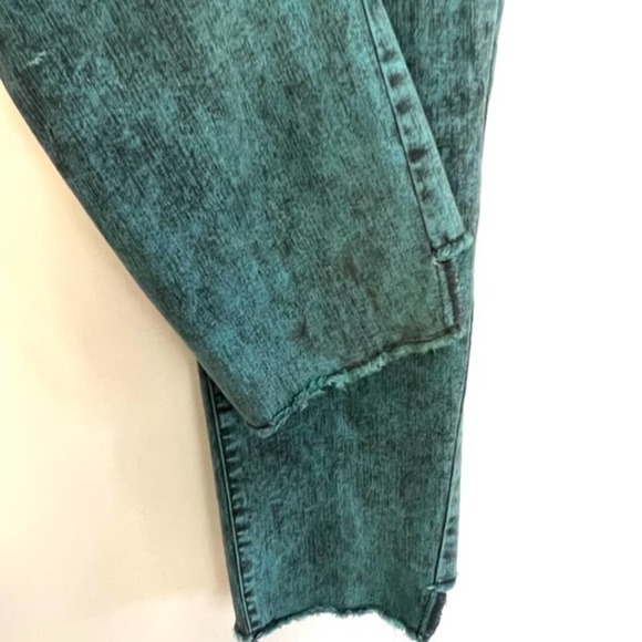 QVC LOGO TEAL GREEN ACID WASH MID RISE STRAIGHT CROPPED FRAYED JEANS SIZE 10 - Picture 6 of 9